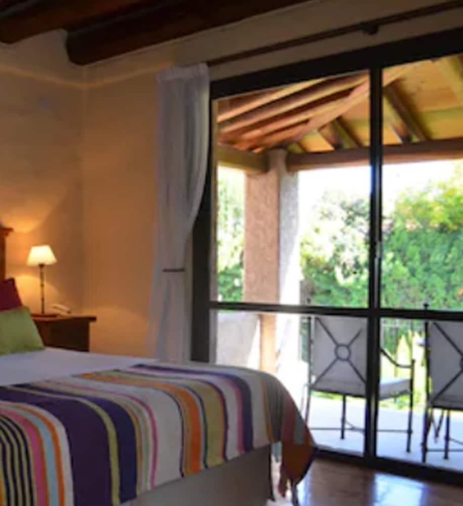 Hotel Lares De Chacras Chacras de Coria Esterno foto